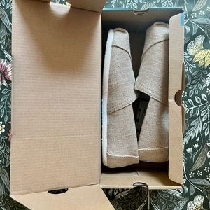 NWT Toms Classic Natural Heritage Canvas shoes. Size 7.